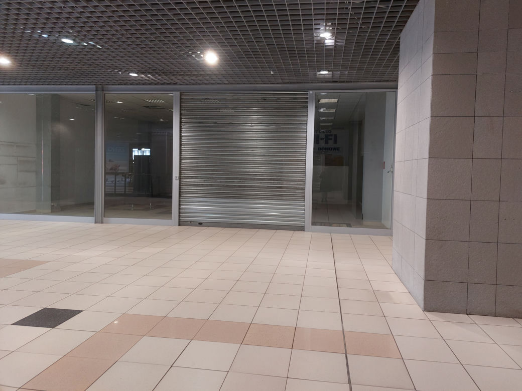 Centrum handlowe Belg straszy pustkami. Ostatni sprzedawcy i garstka klientów