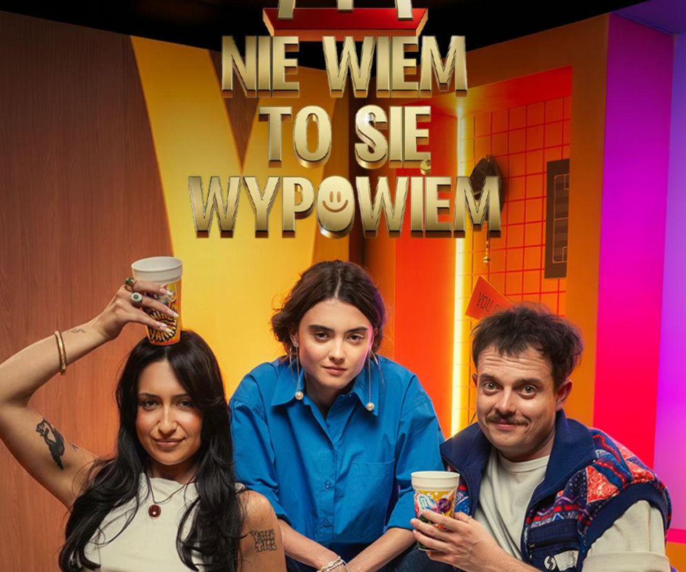 Troje młodych ludzi, w tym kobieta trzymająca kubek na głowie i mężczyzna z wąsem, pozuje pod złotym napisem „NIE WIEM TO SIĘ WYPOWIEM” w studiu o jaskrawych, ciepłych barwach, promując inicjatywę McDonald’s związaną z mundialem, o której można przeczytać na naszym portalu.