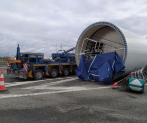 Gigantyczne utrudnienia na A4. Z ciężarówki wypadł ogromny element turbiny