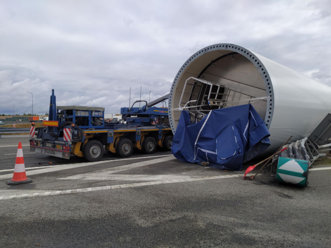 Gigantyczne utrudnienia na A4. Z ciężarówki wypadł ogromny element turbiny