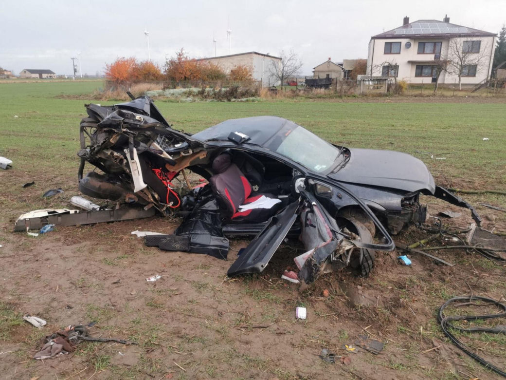 Śmiertelny wypadek pod Kutnem! Rozerwany na strzępy opel znaleziony na polu [ZDJĘCIA]