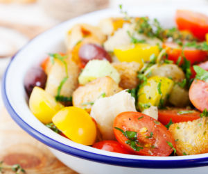 Toskańska sałatka z pomidorów z grzankami [Panzanella]