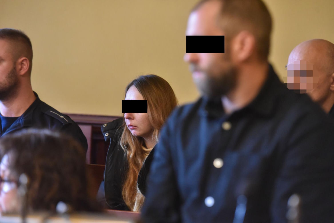 Ruszył proces zwyrodniałych rodziców, którzy zabili 3-letnią córeczkę, zawinęli jej ciało w dywan i pojechali na wakacje