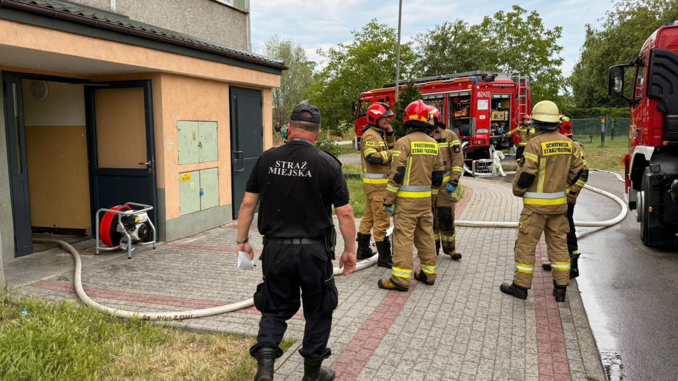 Pożar mieszkania w bloku przy ul. Marynarki Wojennej Tarnowie. Ewakuowano 30 osób