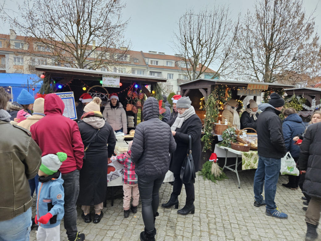 Jarmark Świąteczny w Biskupcu. Na scenie wystąpił zespół Arka Noego [ZDJĘCIA]