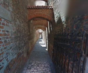 Najpiękniejsza uliczka w woj. warmińsko-mazurskim. Otwiera się tylko na kilka godzin