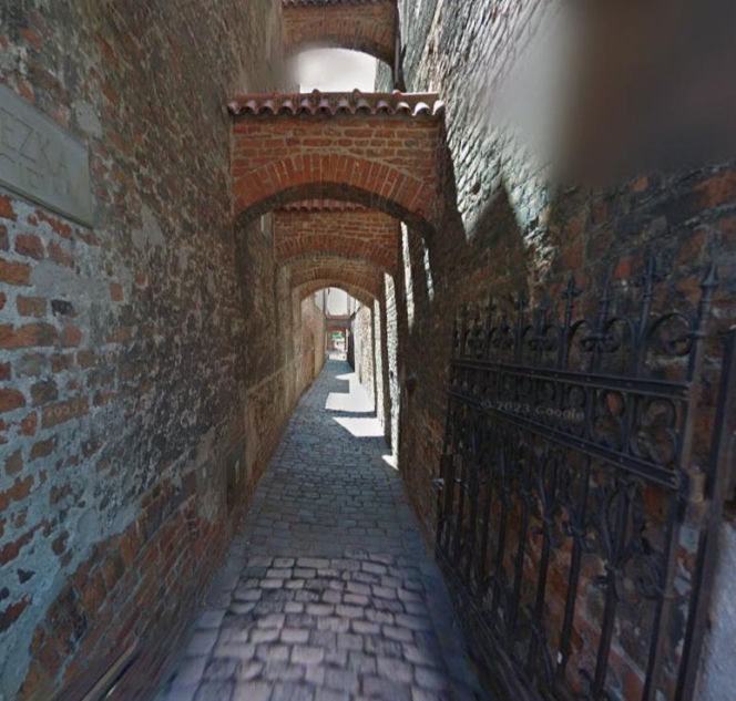 Najpiękniejsza uliczka w woj. warmińsko-mazurskim. Otwiera się tylko na kilka godzin