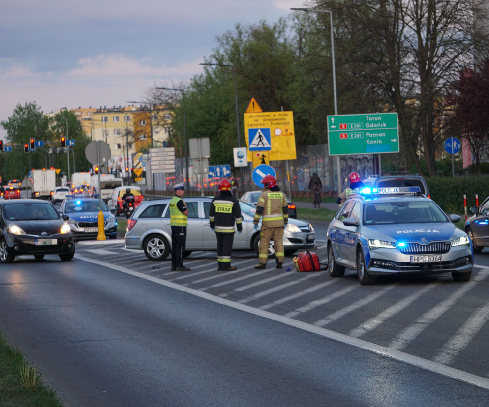Potrącenie na pasach w Bydgoszczy! Dwie osoby poważnie ranne [ZDJĘCIA]