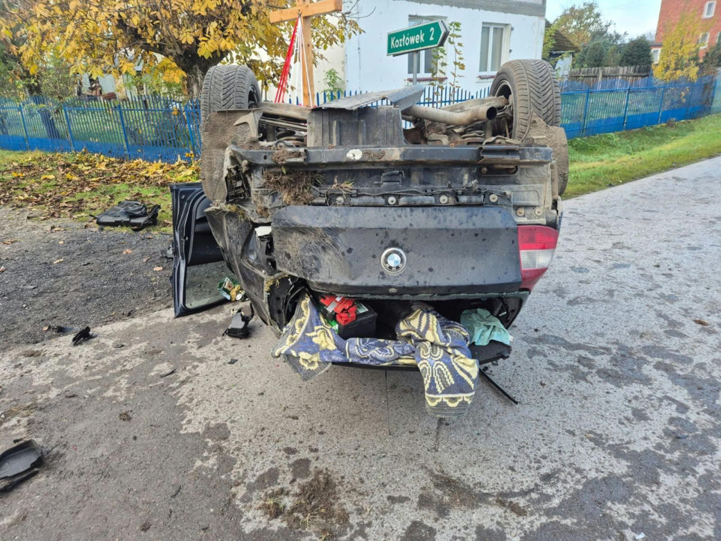 Nocny wypadek w Brzozowej. BMW wypadło z drogi