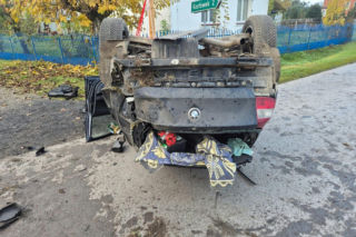 Nocny wypadek w Brzozowej. BMW wypadło z drogi