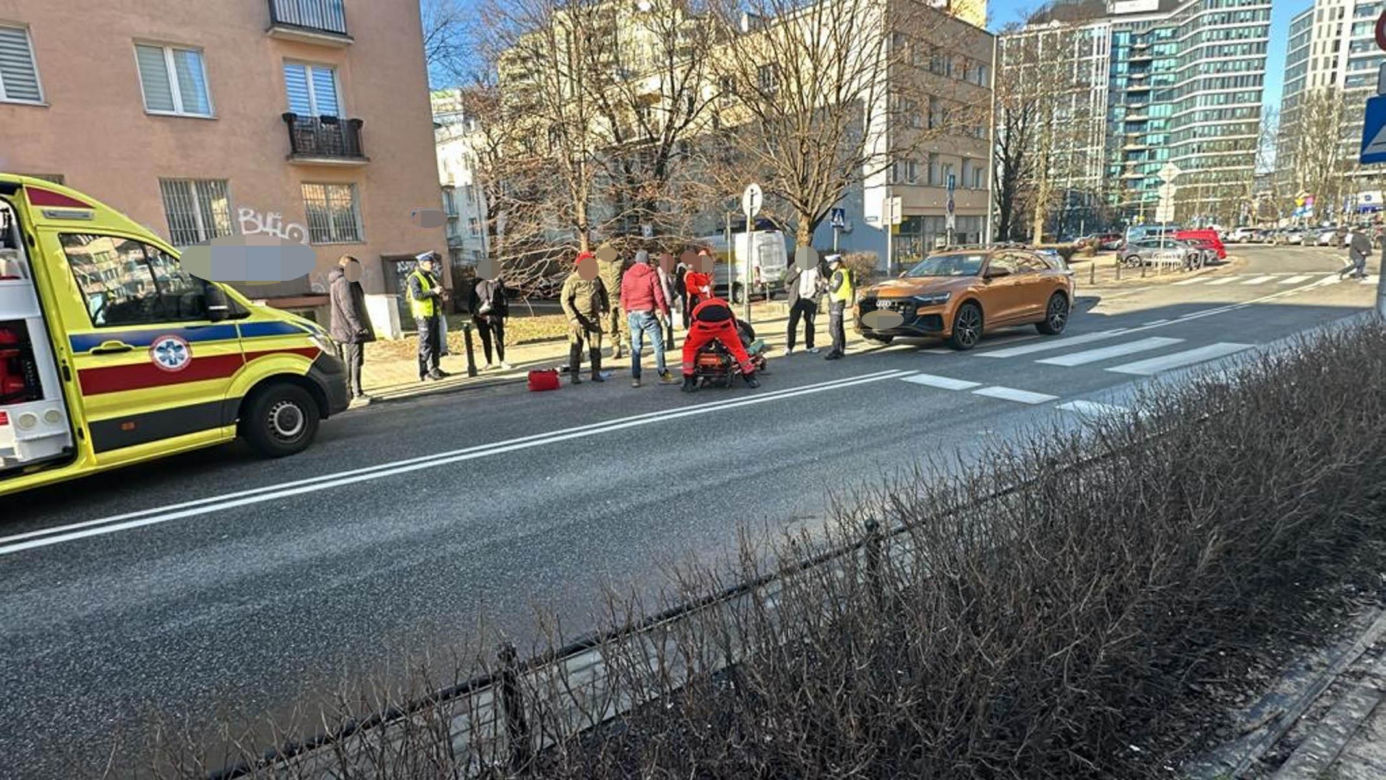 Dramat na przejściu na Ochocie. Wielkie audi zmiotło staruszkę