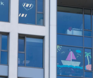 Ta wyglądają karteczkowe komunikaty na gdańskich biurowcach