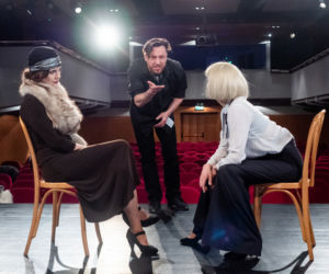 Na Wspólnej odc. 3267. Marta (Joanna Jabłczyńska), Celina Jantar (Joanna Sydor), reżyser Halicki (Adam Szczyszczaj)	
