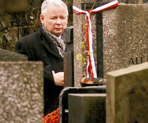 Zwycięski Tusk na meczu, zasępiony Kaczyński na cmentarzu