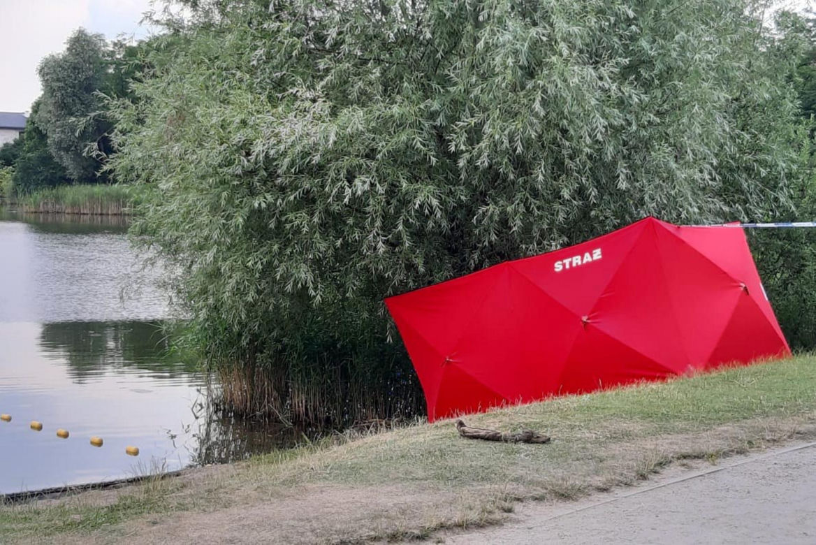 Służby wyłowiły ze stawów Hosera martwego mężczyznę 