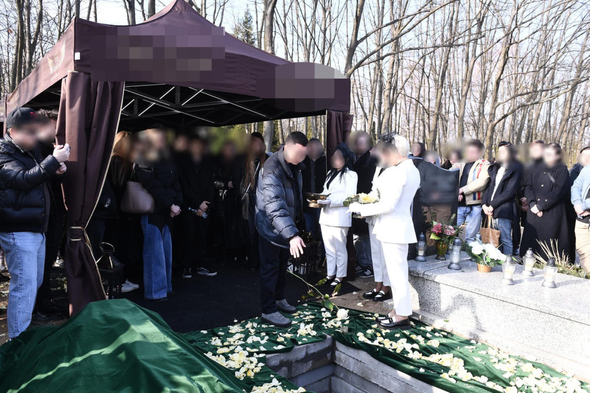 Przejmujący widok na grobie Lizy. To miejsce wyróżnia się na cmentarzu