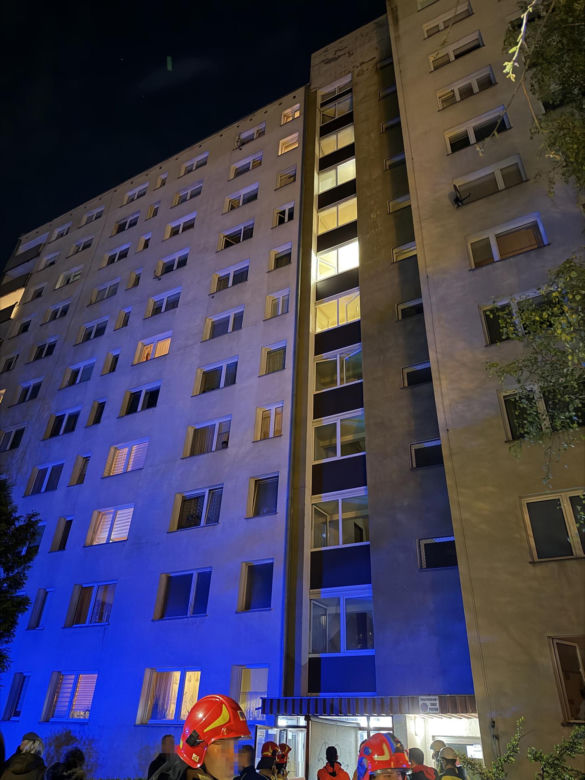 Nocny pożar mieszkania w Warszawie. Dwie osoby w szpitalu, ewakuowano mieszkańców