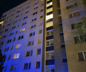 Nocny pożar mieszkania w Warszawie. Dwie osoby w szpitalu, ewakuowano mieszkańców