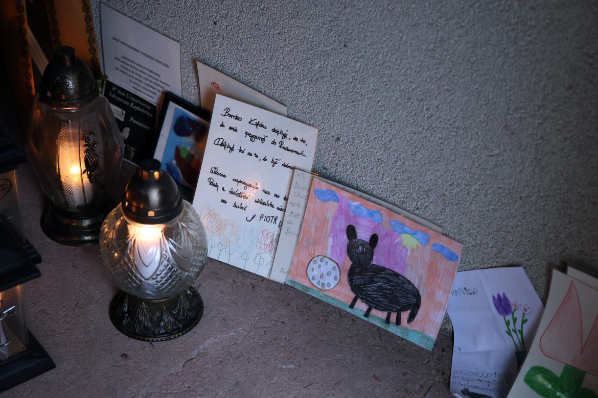 Tak wygląda grób ks. Isakowicza-Zaleskiego rok po jego śmierci