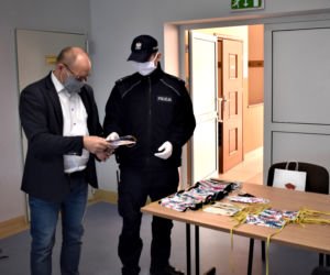 Dzielnicowy rozdawał mieszkańcom Lipska maseczki