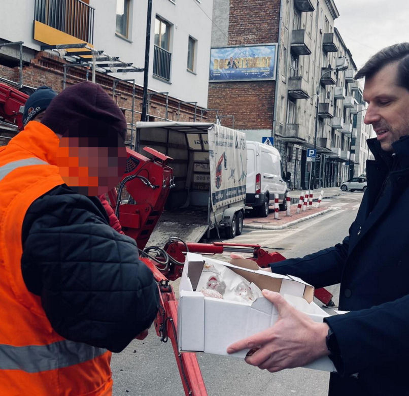 Gigantyczne kolejki po słodkości. Politycy z pączkami na ulicy. Tak wygądał tłusty czwartek w Warszawie