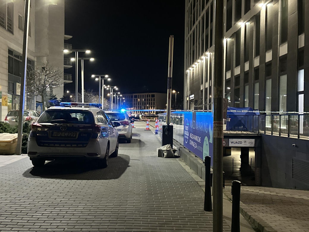 Dramat przy rondzie Wiatraczna. Na chodniku znaleziono ciało młodej kobiety