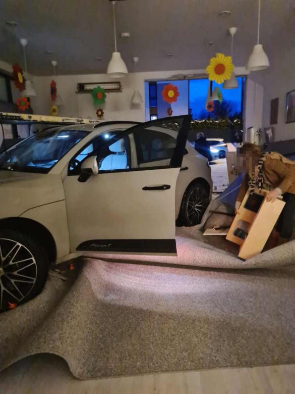Porsche wjechało do żłobka. Kierująca pomyliła gaz z hamulcem