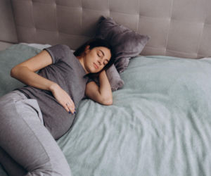 Dlaczego wiele porodów zaczyna się w nocy? Naukowcy mają wyjaśnienie