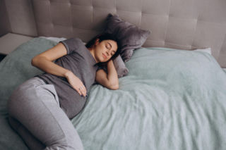 Dlaczego wiele porodów zaczyna się w nocy? Naukowcy mają wyjaśnienie