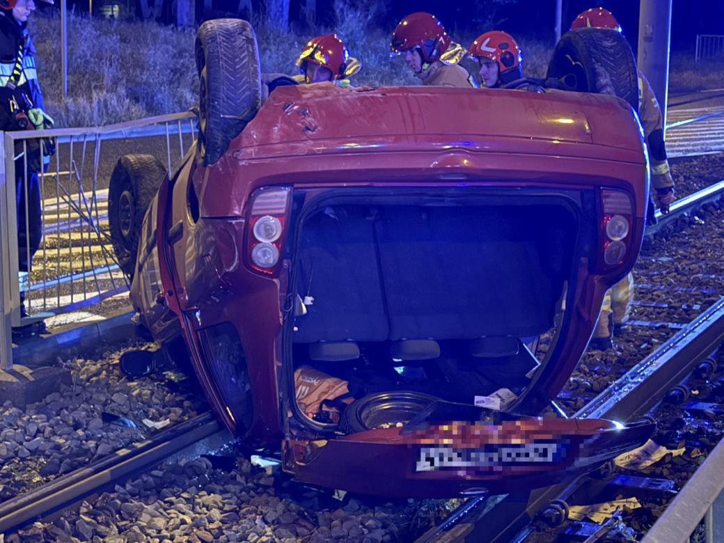 Dachowanie na torach tramwajowych w Warszawie