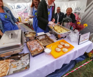 Pomarańczowi rowerzyści najechali zamek w Szymbarku
