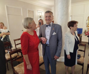 Pamiątkowe medale, legitymacje i kwiaty z okazji 50-lecia pożycia małżeńskiego odebrało w Siedlcach osiem par