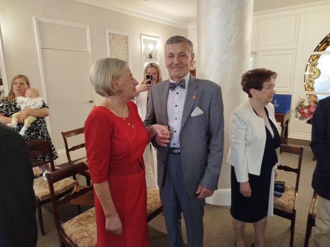 Pamiątkowe medale, legitymacje i kwiaty z okazji 50-lecia pożycia małżeńskiego odebrało w Siedlcach osiem par