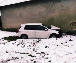 Volkswagen Golf rozbity o ścianę budynku