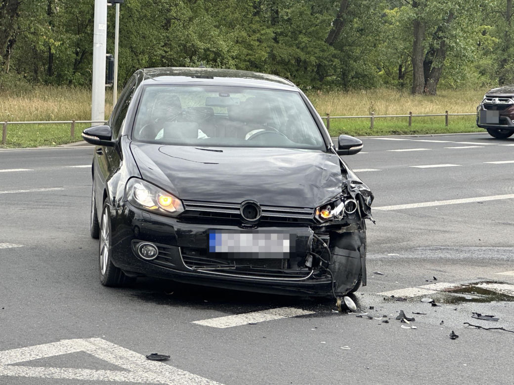 Rąbnął w auto, jego motocykl pękł na pół. Motocyklista w szpitalu