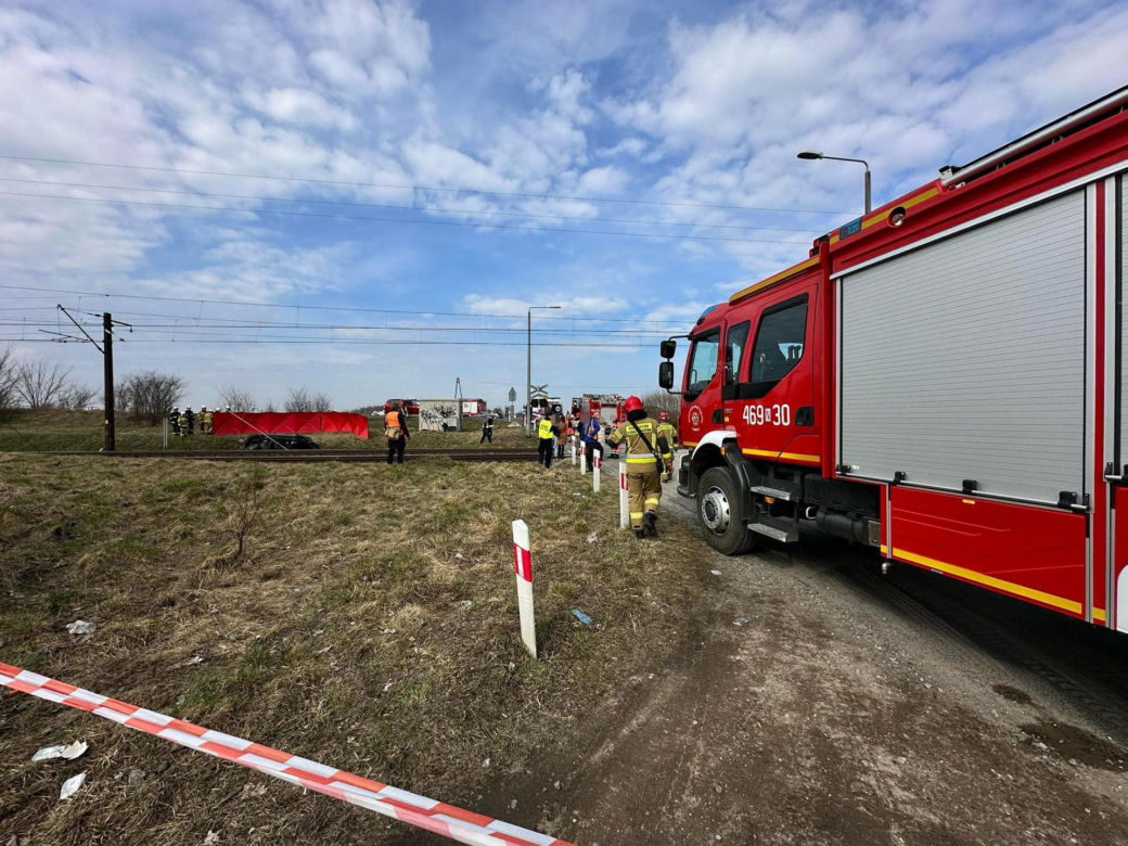 Tragedia na torach! Dwie ofiary śmiertelne po zderzeniu pociągu z autem