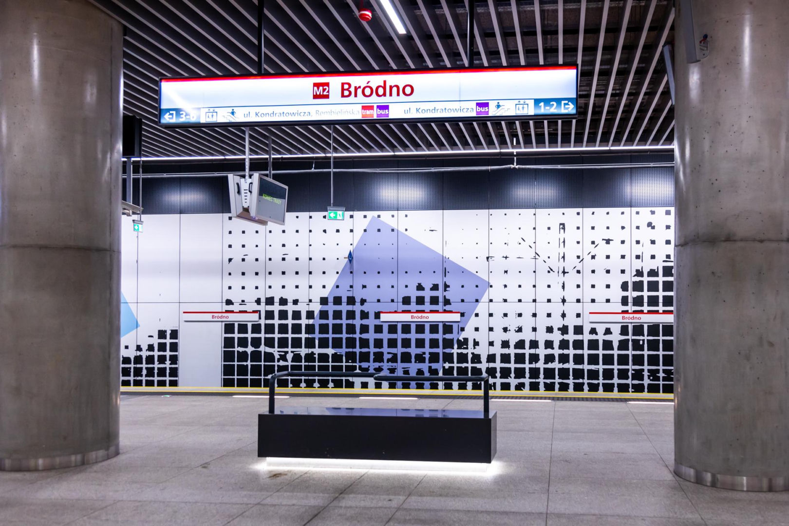 Ławki z podłokietnikami w metrze warszawskim