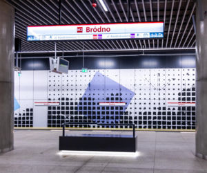 Ławki z podłokietnikami w metrze warszawskim