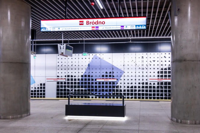 Ławki z podłokietnikami w metrze warszawskim