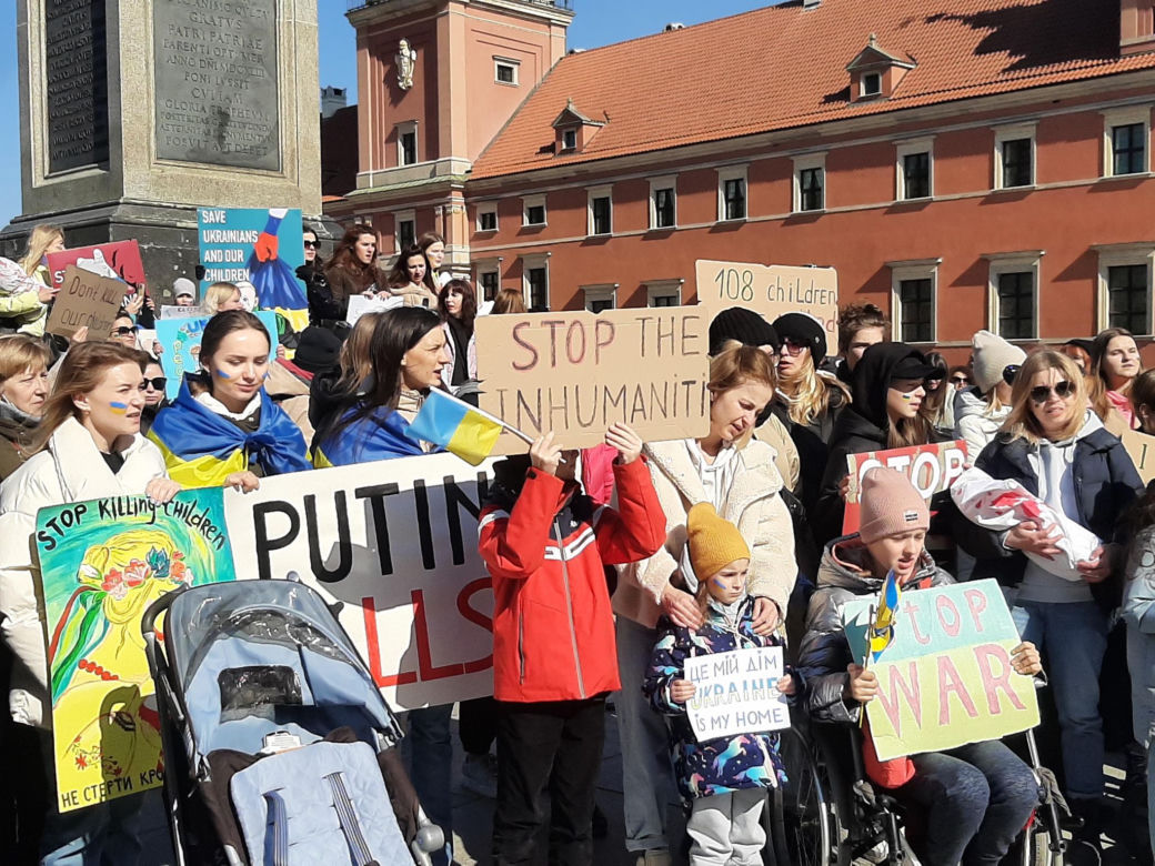 "Świecie, pomóż naszym dzieciom". Protest matek z Ukrainy przeszedł przez Warszawę
