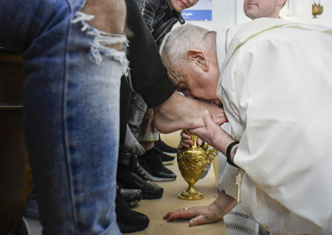 Papież obmył stopy młodocianym przestępcom. Wśród "Apostołek" były dziewczęta