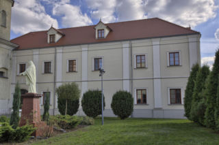 W tym mieście w woj. łódzkim znajduje się najpiękniejszy klasztor. Jego historia jest burzliwa
