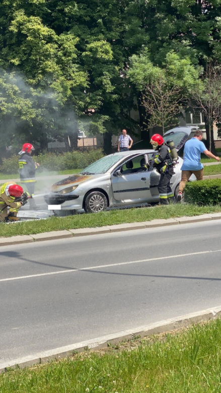 Rzeszów. Pali się samochód na ulicy Kopisto. "Kłęby dymu spod maski" [ZDJĘCIA]