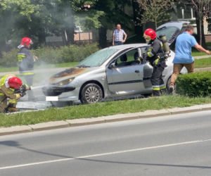 Rzeszów. Pali się samochód na ulicy Kopisto. Kłęby dymu spod maski [ZDJĘCIA]