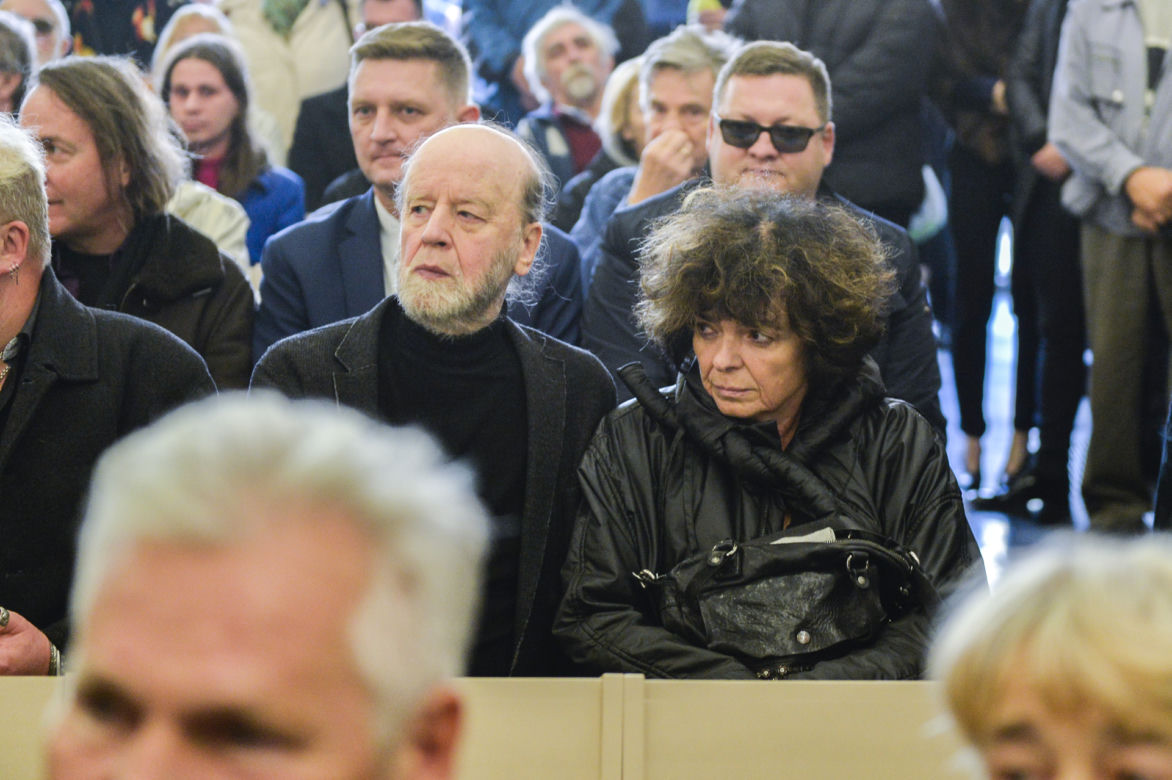 Pogrzeb Jerzego Urbana. Pożegnali go Kwaśniewski i Michnik. Kto jeszcze? 