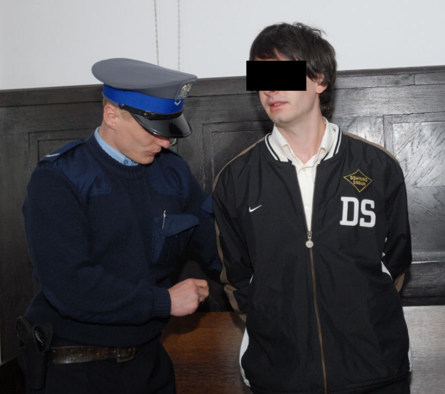 Jedną ręką podawał kwiaty, drugą zadźgał ukochaną. Daria zginęła na schodach szkoły