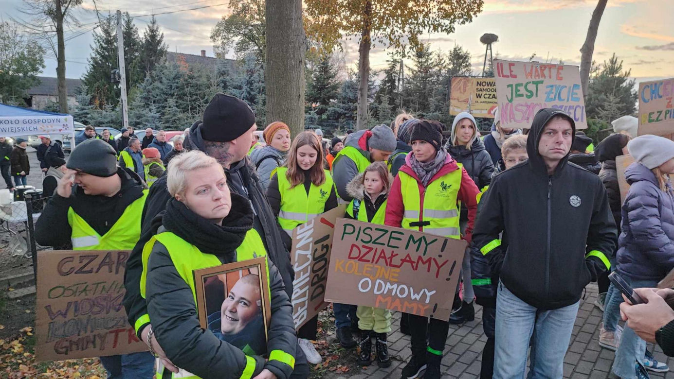 Protest na DK nr 80 po wypadku, w którym zginął 15-letni Kuba. Mieszkańcy zablokowali drogę