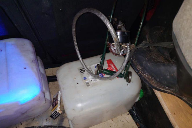 Wpadł przez przypadek! 38-latek miał na koncie kradzież blisko 1000 litrów paliwa, które wyciągał z koparek i maszyn przy budowie trasy S6