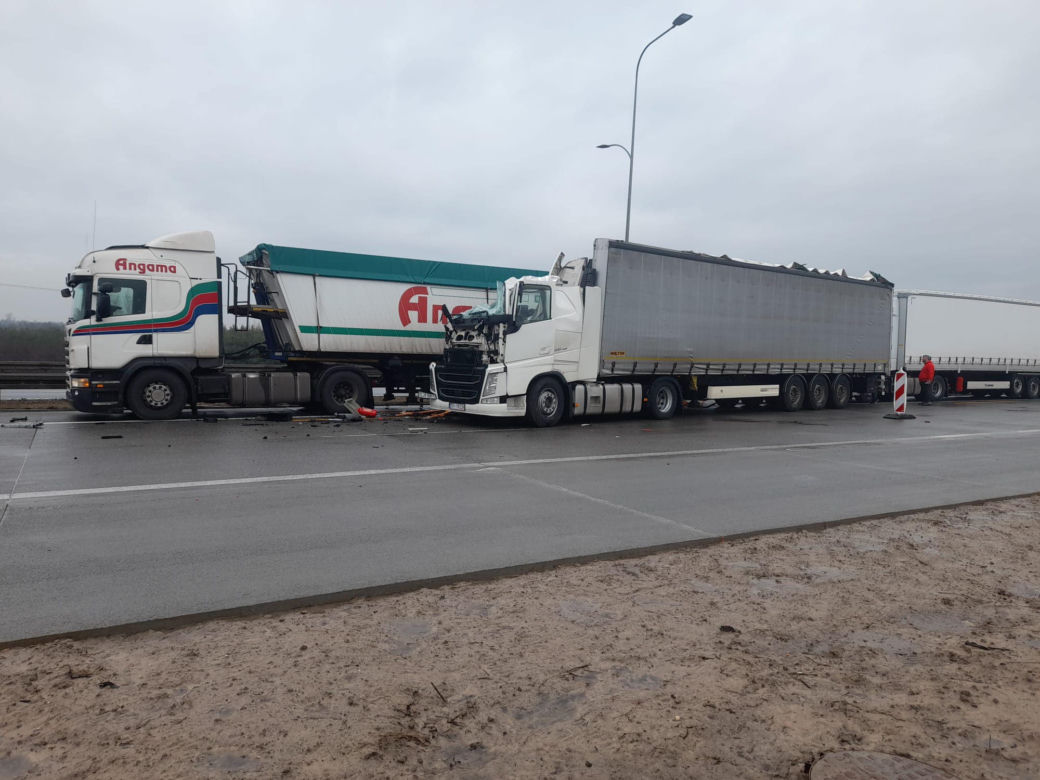 Wypadek na Autostradzie A1 w Częstochowie. Zderzyły się trzy TIRy