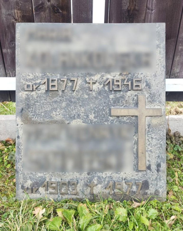 Nowy Sącz. Hieny cmentarne nie oszczędziły tablicy nagrobnej. Skandaliczna kradzież na cmentarzu